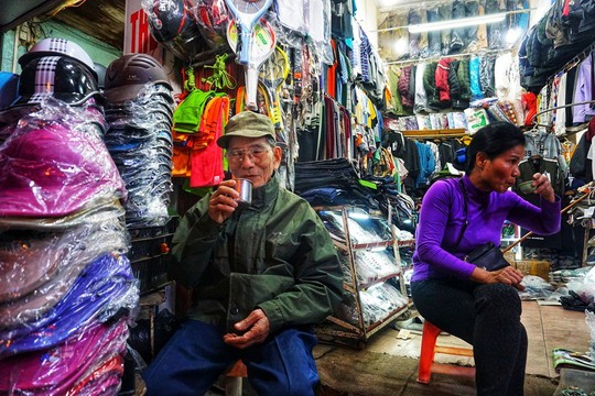 Nghệ sĩ khắc khổ Trần Hạnh gần 90 tuổi vẫn bán xăng, bán hàng - Ảnh 6.