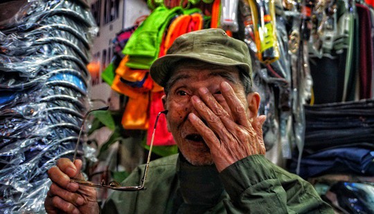 Nghệ sĩ khắc khổ Trần Hạnh gần 90 tuổi vẫn bán xăng, bán hàng - Ảnh 7.