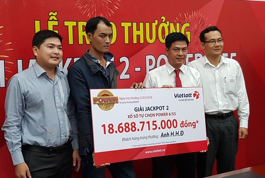 Nam công nhân không đeo mặt nạ khi nhận giải Vietlott - Ảnh 1. Nam công nhân không đeo mặt nạ khi nhận giải Vietlott - Ảnh 1.