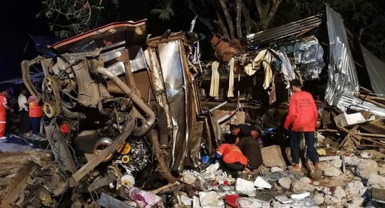 Thái Lan: Xe buýt 2 tầng tông xe tải, ít nhất 18 người chết - Ảnh 1.