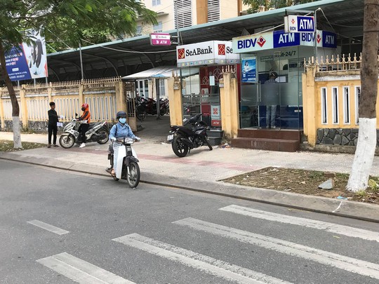 Bắt quả tang hai người Trung Quốc lắp camera để trộm mã pin ATM - Ảnh 1. Bắt quả tang hai người Trung Quốc lắp camera để trộm mã pin ATM - Ảnh 1.