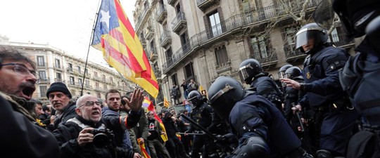 Cựu thủ hiến bị bắt, biểu tình ở Catalonia bùng nổ khốc liệt - Ảnh 2.