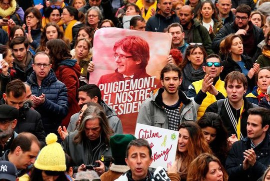 Cựu thủ hiến bị bắt, biểu tình ở Catalonia bùng nổ khốc liệt - Ảnh 4.