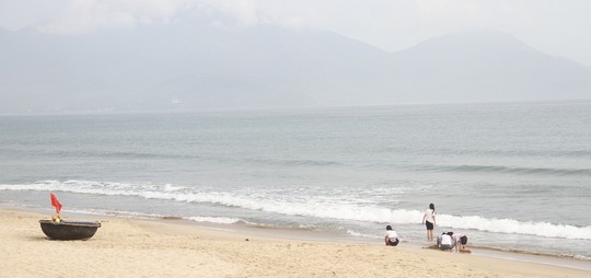 Biển Đà Nẵng không còn hiện tượng đổi màu sẫm, bốc mùi hôi - Ảnh 2.