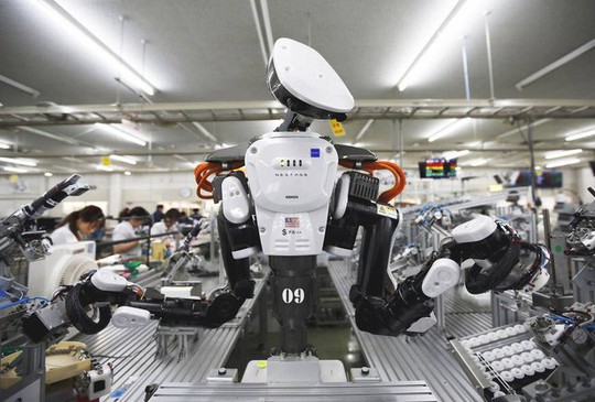 Robot đẩy công nhân ra đường - Ảnh 1.