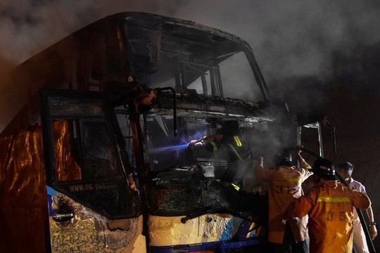 Cháy xe buýt, 37 người thiệt mạng - Ảnh 2.