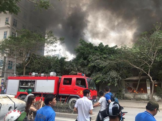 Hà Nội: Cận cảnh cháy lớn ở chợ Quang rộng hàng ngàn m2 - Ảnh 9.