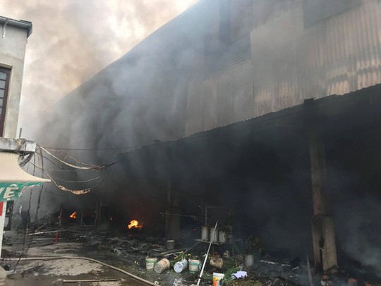 Hà Nội: Cận cảnh cháy lớn ở chợ Quang rộng hàng ngàn m2 - Ảnh 8.