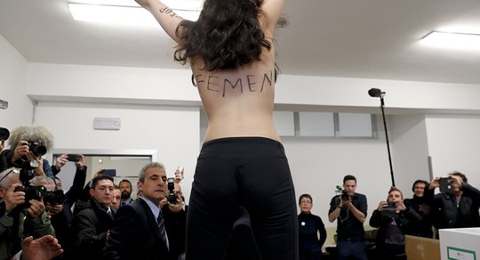 Bầu cử Ý: Để ngực trần phản đối ông Berlusconi - Ảnh 1.