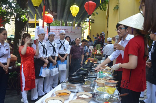 Đầu bếp trên tàu sân bay Mỹ học làm mì Quảng, bánh xèo - Ảnh 5.