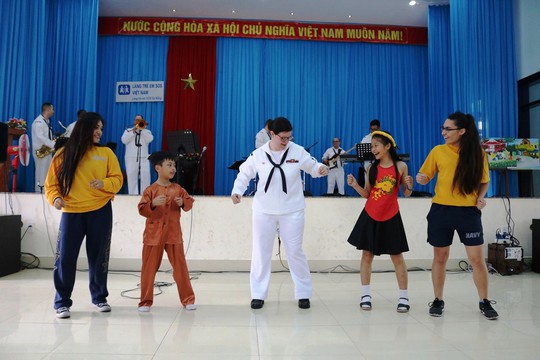 Thủy thủ tàu sân bay Mỹ giao lưu cảm động với làng trẻ em SOS Đà Nẵng - Ảnh 8.