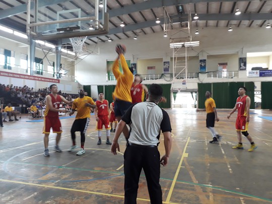 Hải quân tàu sân bay Mỹ hào hứng giao lưu bóng rổ với sinh viên Đà Nẵng - Ảnh 5.