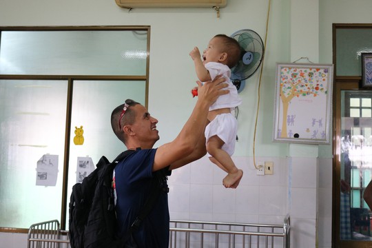 Chùm ảnh xúc động của thủy thủ tàu sân bay Mỹ thăm trẻ em mồ côi - Ảnh 3.