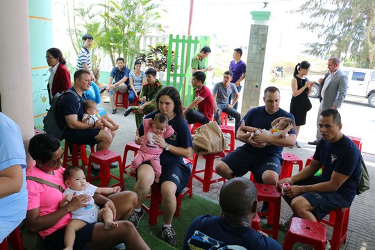 Chùm ảnh xúc động của thủy thủ tàu sân bay Mỹ thăm trẻ em mồ côi - Ảnh 5.