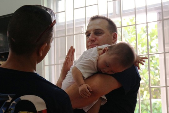 Chùm ảnh xúc động của thủy thủ tàu sân bay Mỹ thăm trẻ em mồ côi - Ảnh 13.