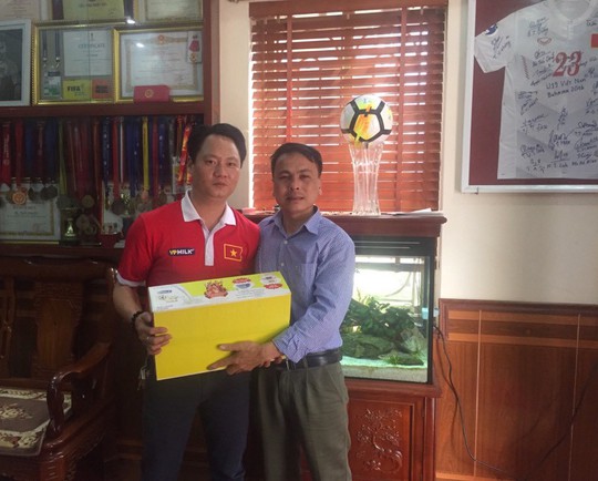 U23 Việt Nam và gia đình nhận đủ quà từ nhà tài trợ dinh dưỡng - Ảnh 2.