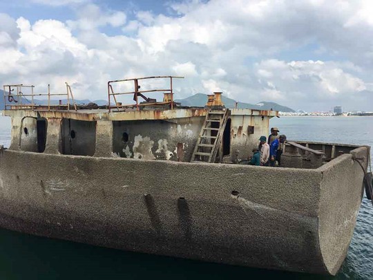 Vẫn còn 7 tàu chìm, mắc cạn trên vịnh Quy Nhơn - Ảnh 1.