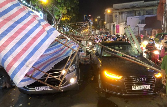 Thanh sắt giàn giáo đâm thủng ô tô Audi ở trung tâm Sài Gòn - Ảnh 2.