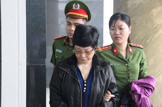 Bà Châu Thị Thu Nga mặc áo khoác đen, né ống kính phóng viên ra tòa phúc thẩm - Ảnh 1.