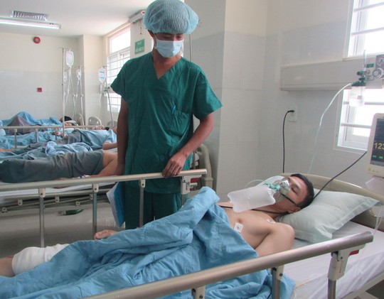 Dự tiệc về, 1 người đàn ông bị bắn nguy kịch - Ảnh 1.