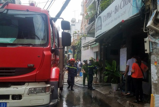 Cháy nhà 2 tầng kinh doanh cà phê và phòng trọ ở Tân Bình - Ảnh 1.