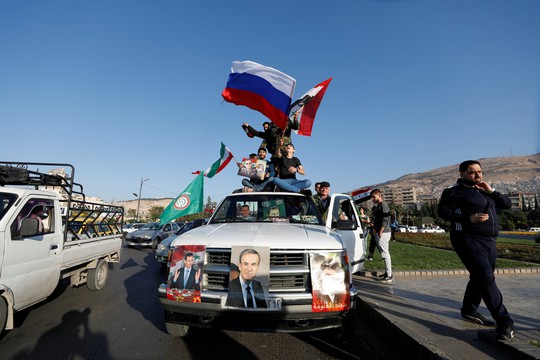 Tổng thống Assad xuất hiện sau đêm Syria bị không kích - Ảnh 2.