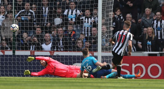 Newcastle lần đầu đánh bại Arsenal sau 8 năm - Ảnh 1.