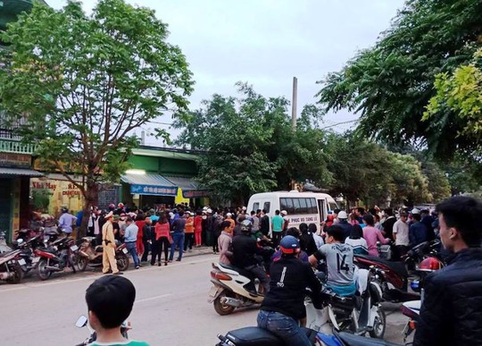 Chồng siết cổ vợ rồi treo cổ tự tử trong tiệm cắt tóc gội đầu - Ảnh 2.
