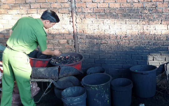 Cà phê nhuộm than pin bán chủ yếu ở Đông Nam bộ - Ảnh 1.