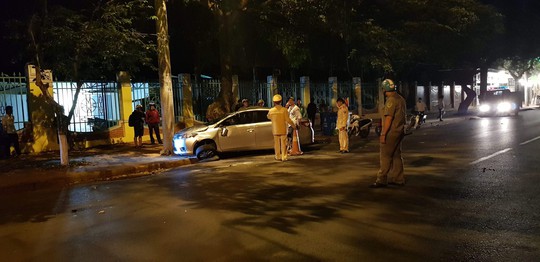 Xe con lấn làn tông xe máy, 3 người trong gia đình thương vong - Ảnh 1. Xe con lấn làn tông xe máy, 3 người trong gia đình thương vong - Ảnh 1.
