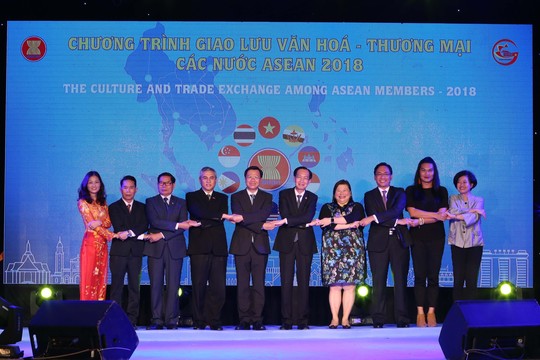 Khai mạc chương trình giao lưu văn hoá - thương mại các nước ASEAN 2018 - Ảnh 2.
