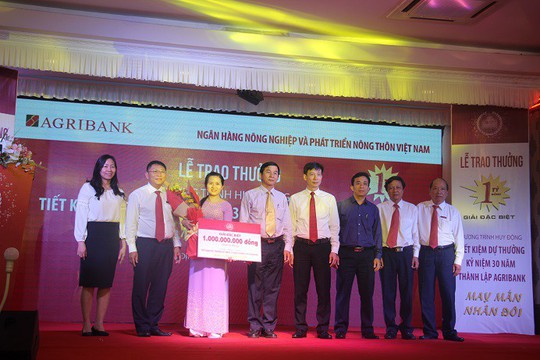 Gửi tiết kiệm ở Agribank, một phụ nữ trúng thưởng 1 tỉ đồng - Ảnh 2. Gửi tiết kiệm ở Agribank, một phụ nữ trúng thưởng 1 tỉ đồng - Ảnh 2.