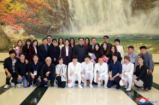 Vợ chồng ông Kim Jong-un vỗ tay tán thưởng nghệ sĩ Hàn Quốc - Ảnh 4.