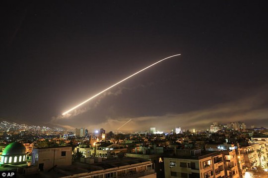 Vụ Mỹ và đồng minh không kích: Syria bắn 40 tên lửa nhưng 38 quả không trúng? - Ảnh 1.