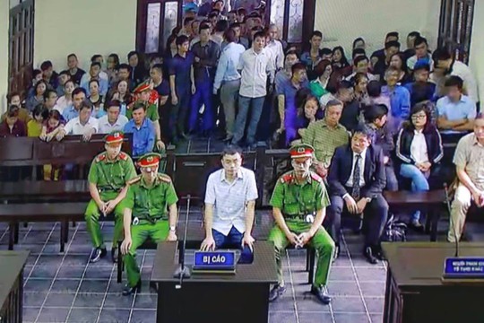 Xét xử cựu nhà báo Lê Duy Phong: Báo chí gặp khó khi tác nghiệp - Ảnh 3. Xét xử cựu nhà báo Lê Duy Phong: Báo chí gặp khó khi tác nghiệp - Ảnh 3.