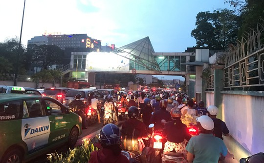 Giao thông cửa ngõ sân bay Tân Sơn Nhất lại hỗn loạn - Ảnh 2.