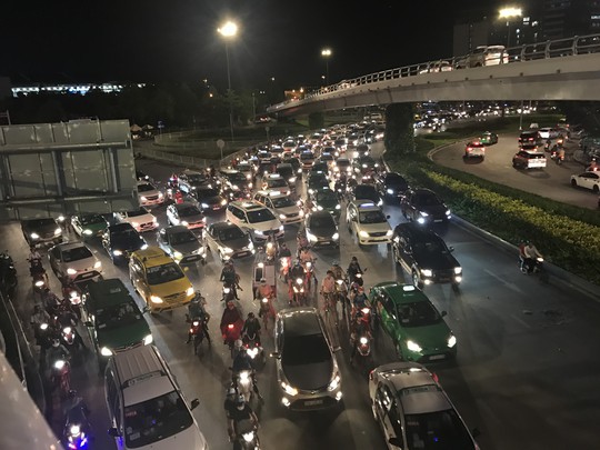 Giao thông cửa ngõ sân bay Tân Sơn Nhất lại hỗn loạn - Ảnh 5.