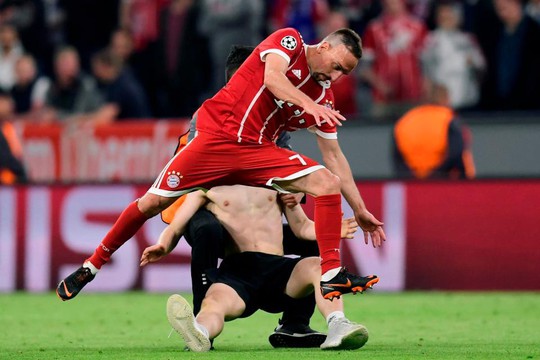 Ronaldo, Ribery bị fan cuồng tấn công - Ảnh 7.