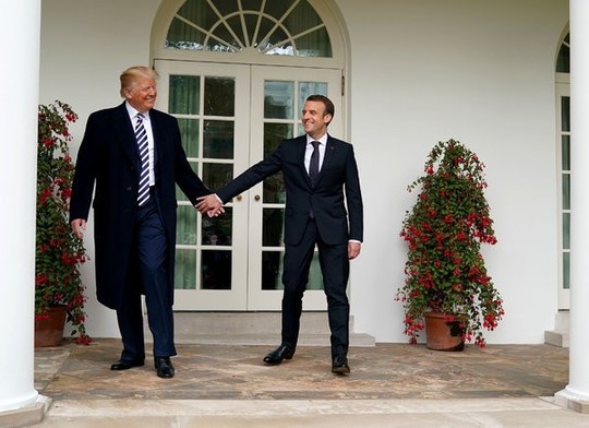 Tổng thống Pháp-Mỹ: Hôn má, siết tay, khen ngợi và phủi gàu - Ảnh 1.
