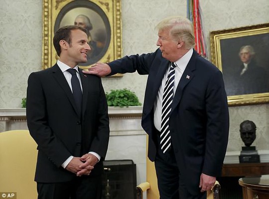 Tổng thống Pháp-Mỹ: Hôn má, siết tay, khen ngợi và phủi gàu - Ảnh 5.