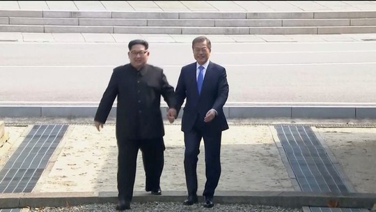 Hành động bất ngờ của Tổng thống Hàn Quốc sau khi bắt tay ông Kim Jong-un - Ảnh 3.
