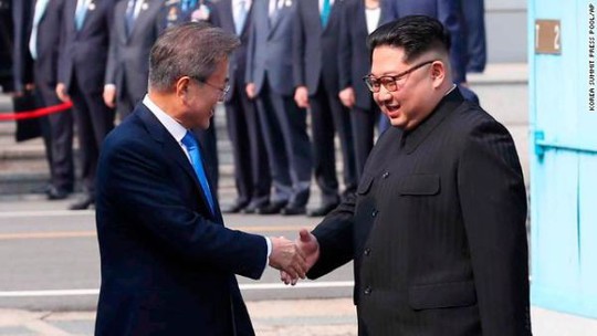 Hành động bất ngờ của Tổng thống Hàn Quốc sau khi bắt tay ông Kim Jong-un - Ảnh 1.