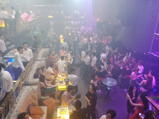 Đột kích quán bar cho khách sử dụng ma túy ở trung tâm Sài Gòn - Ảnh 2.