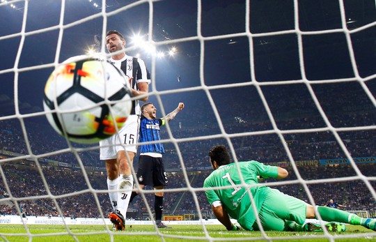 Juve hạ Inter trong trận cầu có 2 bàn đốt lưới nhà - Ảnh 1.