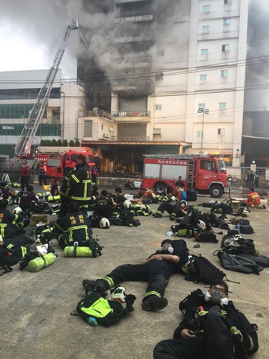 Cháy nhà máy Đài Loan có nhiều lao động Việt Nam, 5 lính cứu hỏa hi sinh - Ảnh 2.