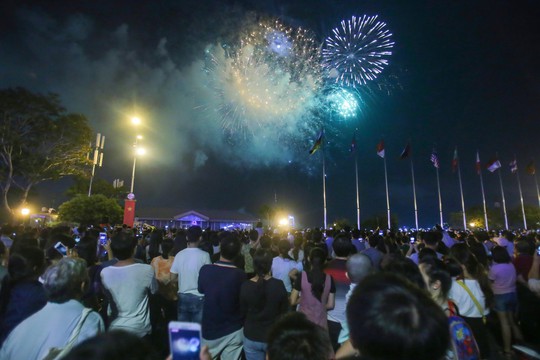 Ngắm pháo hoa rực sáng trên bầu trời Sài Gòn đêm 30-4 - Ảnh 9.