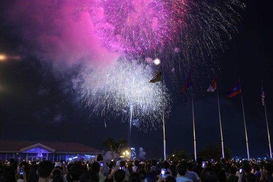 Ngắm pháo hoa rực sáng trên bầu trời Sài Gòn đêm 30-4 - Ảnh 5.