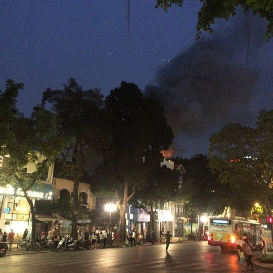 Hà Nội: Cháy kèm nhiều tiếng nổ lớn khiến người dân hoảng sợ bỏ chạy - Ảnh 3.