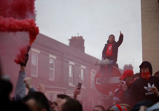 Fan Liverpool ăn mừng trận thắng Man City như thể vô địch - Ảnh 9.