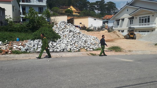 Vụ nổ súng ở Đà Lạt: Hàng xóm khai lạc đạn khi thử súng - Ảnh 3.